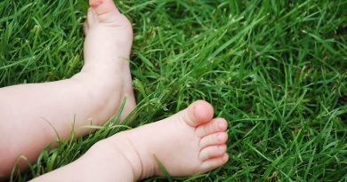 Pourquoi les bébés ont-ils peur de l’herbe du jardin ? Les raisons dévoilées par un pédiatre