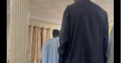 Quand le dirigeant du Sénégal dirige aussi la prière du soir (vidéo)