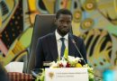 Les images de l’arrivée du président Diomaye à Bissau. Regardez comment il est habillé (vidéo)